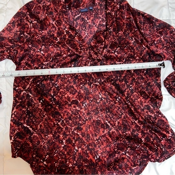 Kaari Blue charmeuse blouse with neck tie. Black / deep red snake print Size Med - Picture 5 of 7